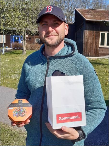 En bild som visar utomhus, grs, person, byggnad

Automatiskt genererad beskrivning