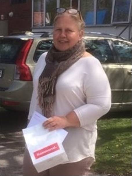 En bild som visar person, utomhus, byggnad, kvinna

Automatiskt genererad beskrivning