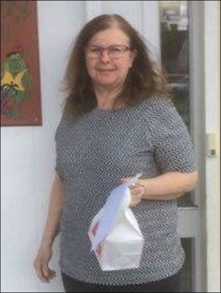 En bild som visar person, inomhus, klder, kvinna

Automatiskt genererad beskrivning