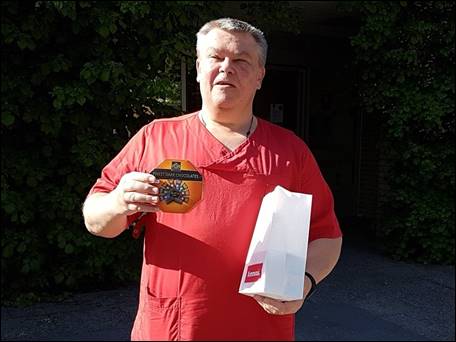 En bild som visar utomhus, person, stende, man

Automatiskt genererad beskrivning
